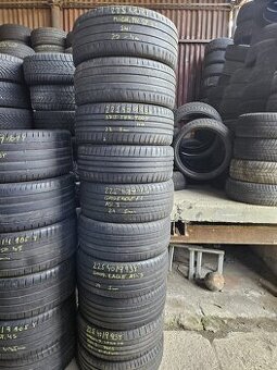 225/40R19