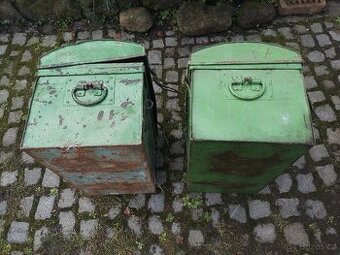 staré plechové kufry - na renovaci - retro garáž - dekorace