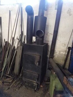 Horkovzdušná kamna na dřevo s ventilátorem.
