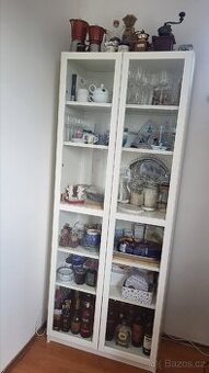 Prodám prosklenou skříň BILLY Ikea - 1
