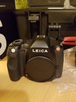 Leica S2 střední formát se 2 objektivy