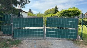 Vjezdová dvoukřídlá brána