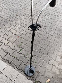 Stojací úsporná lampa led, nastavitelná do různých směrů.