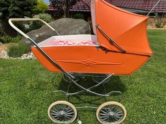 Retro kočárek pro dvojčata
