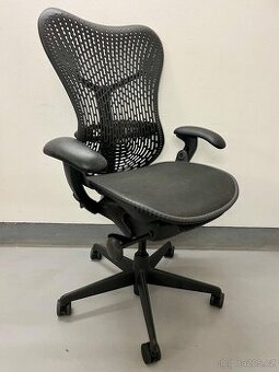 Kancelářská židle Herman Miller Mirra - jako nová