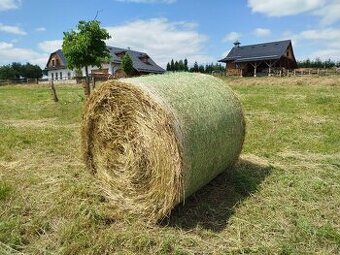 Seno - kulaté balíky sena