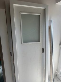 3x posuvné dveře s obložkou. 2x plné jednou prosklené