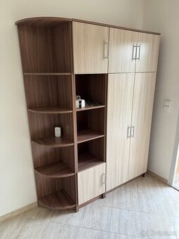Skříň do zádveří.