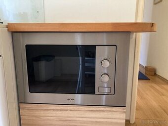 Mikrovlnná trouba MORA s masivní bukovou deskou