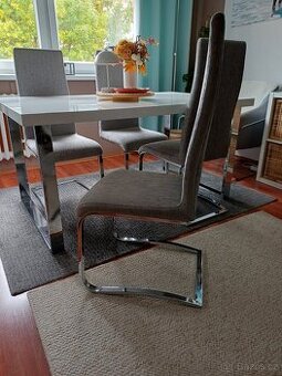 Moderní čalouněné židle