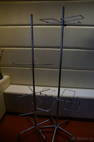 Stojany a regály