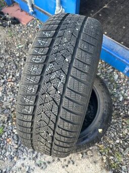 Zimní pneu 215/50/18 92V