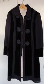 Vlněný kabát v retro stylu