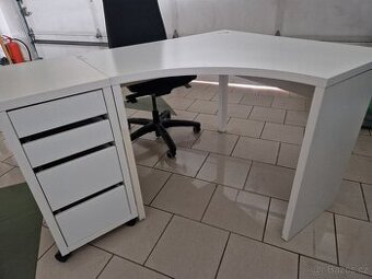 Psací stůl bilý rohový