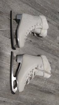 Dívčí lední brusle