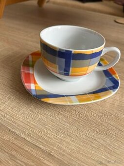 Porcelanový hrnek na čaj a kávu s podšálkem – Thun, veselý v