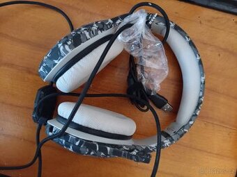 Herni sluchatka maskovaná