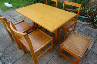 Stůl, 4 židle a 1 stolička
