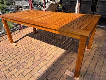 Zahradní stůl