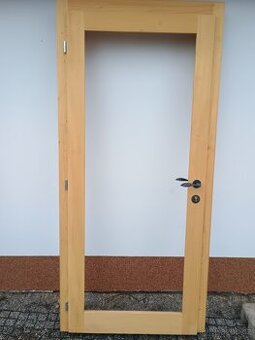 Dřevěné dveře se zárubní 80