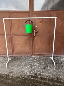 Závěsný kovový stojan