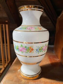 Váza zdobená ruční malbou s květinovými motivy a zlacením