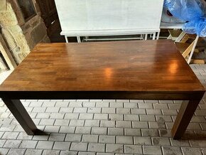 Krásný dřevěný stůl