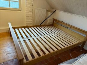 Dřevěná postel 160
