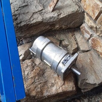 Hydaulické čerpadlo jeřáb Praga v3s Tatra a jiné