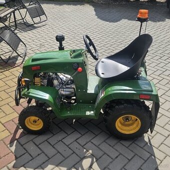 Dětský čtyřtaktní traktor