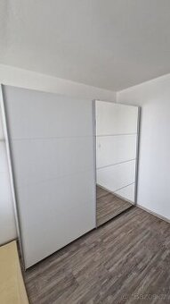 Šatní skříň se zrcadlem