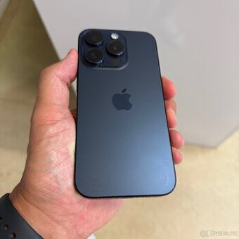 iPhone 15 Pro 256GB, pěkný stav, rok záruka