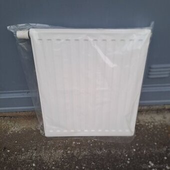 Deskový radiátor - spodní plnění