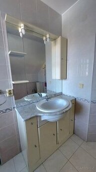 Koupelnová skříňka s umyvadlem a zrcadlem