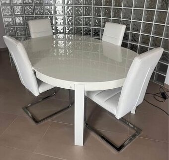 Jídelní rozkládací stůl