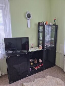 Černá obývací stěna s vitrínou