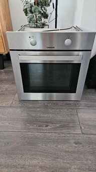 pěkná nerezová vestavná trouba Zanker Electrolux