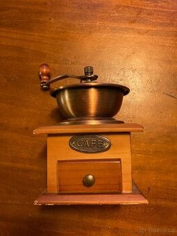 ruční mlýnek na kávu