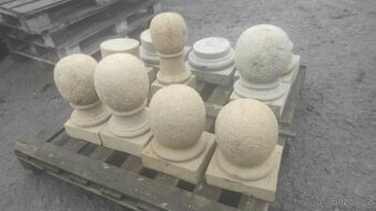 Kamenná koule s podstavcem, pískovcové ozdoby, 6 ks