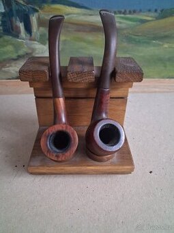 dýmky na dřevěném stojánku. 