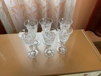 Sada 6 křišťálových broušených sklenic na víno.