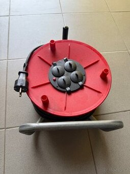 Prodlužovací kabel na bubnu 25m