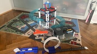 Parkovací dům, garáž, benzinka a dráha pro autíčka