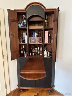 Unikátní rohový bar z masivního dřeva