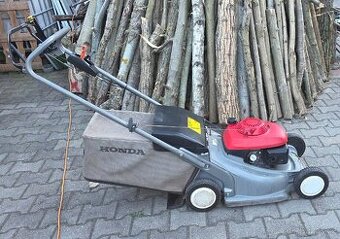 BENZÍNOVÁ SEKAČKA S POJEZDEM HONDA