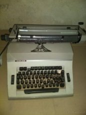 Prodám starý psací stroj Adler