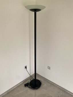 Moderní stojací lampa – černá s mléčným stínidlem