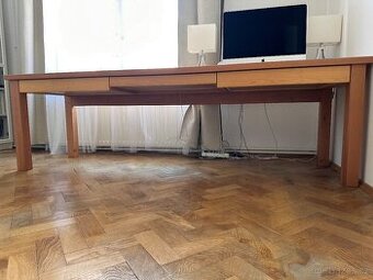 Velký pracovní stůl