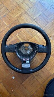 Multifunkcni volant srazenim pod volantem R-line vw
