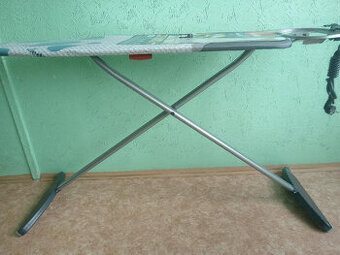 NOVÉ velké žehlící prkno VILEDA se zásuvkou